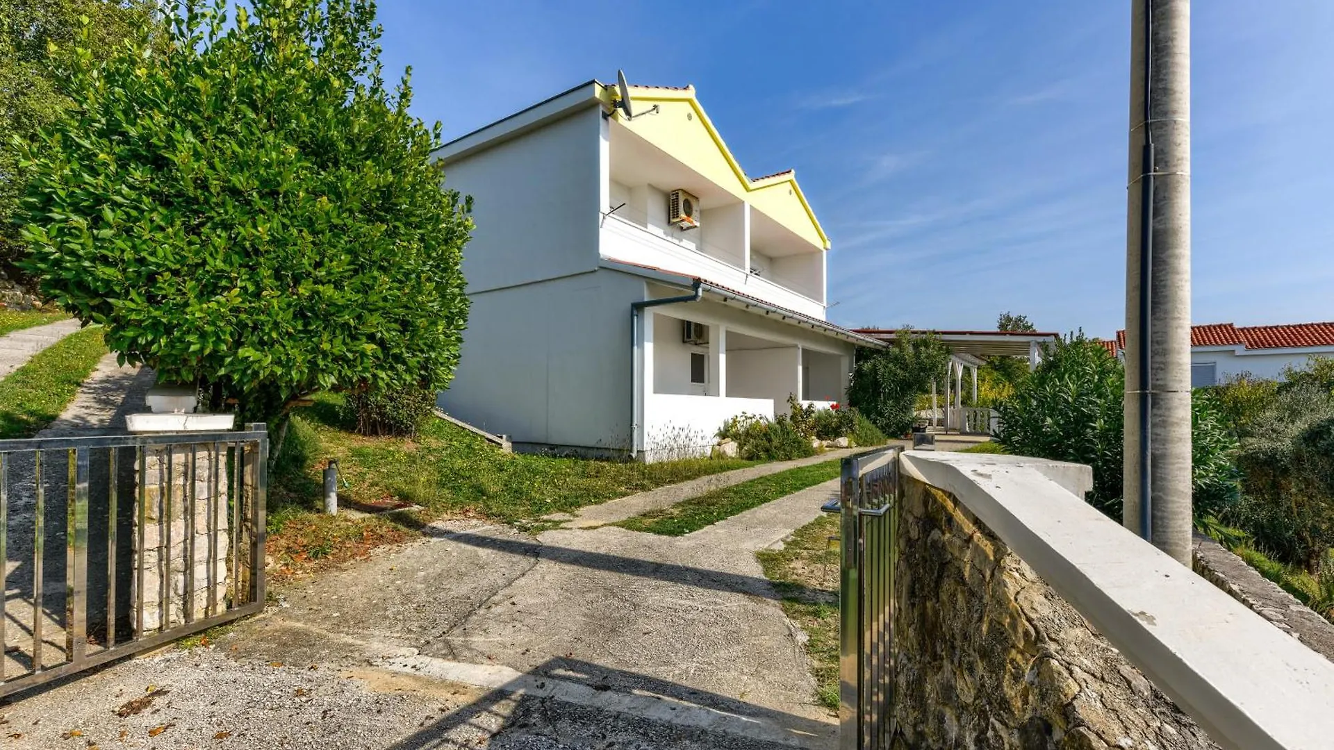 Wohnung Fuer 5 Personen Mit Pool Razanac